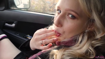 Szexéhes tini ribanc masztizik publikusan a verdában Thumb