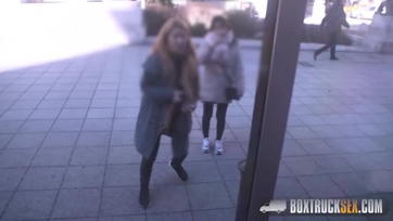 Magyar tini ribanc a szexkamionban baszik az mások előtt Thumb