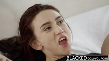 Fiatal tini suna első kefélése egy jókora csoki fasszal Thumb