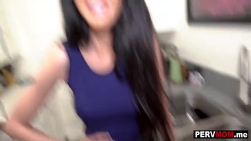 Sovány nevelő anyu leszopta a tinifia méretes faszát Thumb