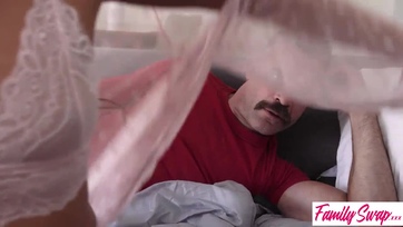 Szexis mostohaanyu a fiával kettyintget míg apuka a neveltlányát kúrja Thumb