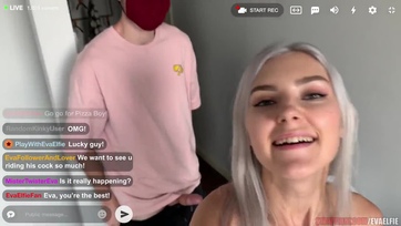 Sovány fullos tinilány kiszakadt jóganaciban kavar a pizzafutár csávóval Thumb