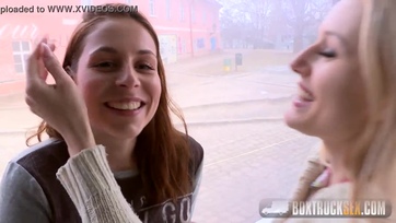 Fullos lezbikus tini ribik nyalogatják és simogatják egymás nedves sunáját Thumb