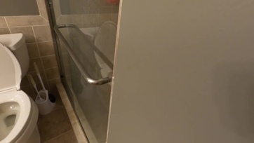 Perverz apu szemügyre veszi a mostoha lányát meztelenül, aztán durván megdugja Thumb