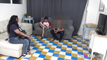 A dundi mediterrán feleség méretes keblekkel és a tini kezdő fiúcska Thumb