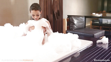 Levedlette a ruháját és vett egy ruhátlan fürdőt a kis csábító lányka Thumb