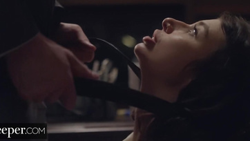 Durván elbánt a férfi a kis dekoratív lotyó feszes segglyukával Thumb