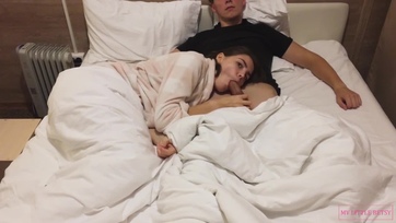 Bűbájos tini lány egy nyugtató cumizással lepi meg a férjét mozizás közben Thumb