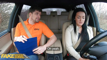 Széttárta a combocskáját a kis merész szajha hogy megszerezze a jogosítványát Thumb