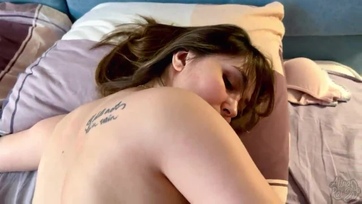 Mialatt nyomogattam a kívánnivaló nevelő anyukám véletlen becsúsztattam a cuncijába a répám Thumb