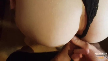 Bemerevedett a faszom mialatt a kedvesem szexvideóra rosszalkodott aztán alaposan levarrtam a kis muffocskáját Thumb