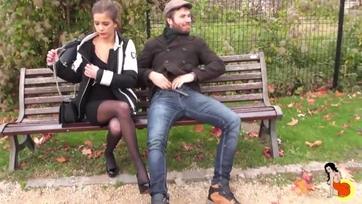 Lecidáztatta a sovány kis csajszit a köztéren aztán hazacipelte hogy a cimbijeivel is őrülten megkúrja Thumb