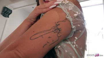 A publikusan felszedett latin csajszi tehetségesen megszökdelte a vastag himbilimbit a pornó casting-on Thumb