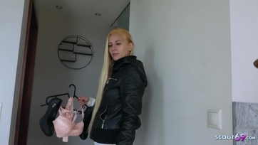 Felverte a bajor anonim ügynök szerszámát a visszahúzódó magyar spiné hogy a vaginájába befogadja Thumb