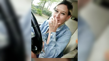 A járgányban hancúrozik a puncikájával a kacér webcam-es menyecske Thumb