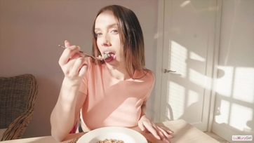 Azonnal bemerevedett a falloszom a nőm bazinagy didkóitól de hála istennek leszopott Thumb