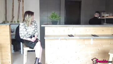 Szendvicsbe dobták a csábos párizsi ribit a kipattintott pasasok Thumb