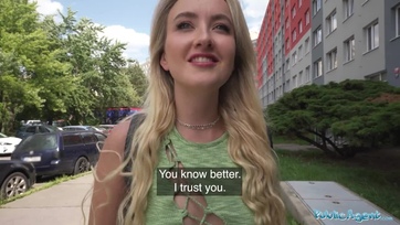 A gyönyörű magyar származású tini csajszi fizetett a tökös idegen férfinek a kupakolásért Thumb