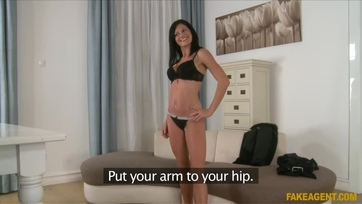 A 29 éves magyarországi milf profin meglovagolta a répát a pornó casting-on Thumb