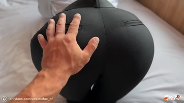 A sexy titkár lány önként lerogyott hogy megszopizza a főnöke péniszét Thumb