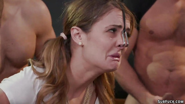 Az iskolás picsa összes nyílásán végigmentek a nagyfarkú pasasok Thumb