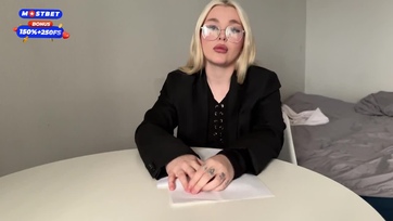 A gyönyörű nejlonharisnyás tanárnőcske felmászott a tanulója szerszámára miután megdudlizta Thumb