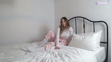 A hapsija helyett most én flexeltem széjjel a mostoha nővérem megborotvált nuniját Thumb