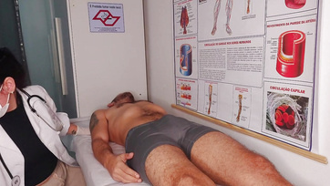 A tündibündi kórházi ápolónő nem ijedt meg hanem jókedvűen leszívta a kliense álló répáját Thumb