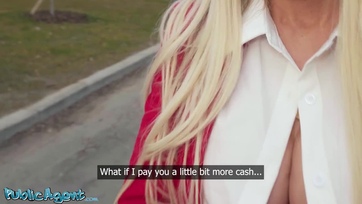 Megkente a dúskeblű milf-et az utcán hogy őrülten megfarkalhassa a kis muffját Thumb