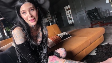 Levetette a jelmezét a szexi bőrtetovált kiscsaj és ráfogott a mostohabátyja eres péniszére Thumb