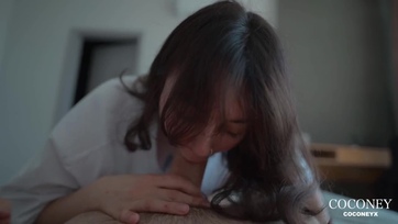 Villámgyorsan felszopta a mostohabátyója répáját a kismellű tini cicus hogy megtáncolhassa Thumb