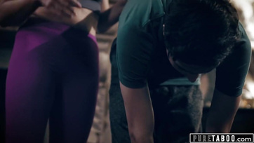 A jókiállású fiatal legénynek sikerült bejutnia a termetes cerkájával a begyes nevelőanyucija csatakos lyukacskájába Thumb