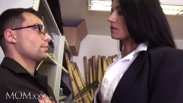 A csinos mostohaanyu ráfogott a rejszoló mostoha fiacskája fütykösére és megdugatta a sunáját Thumb