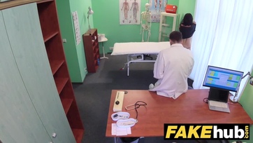 Lecsupaszodott a rendelőben a magyar származású milf nőcike és előkapta a dokibácsi brokiját a nadrágjából Thumb