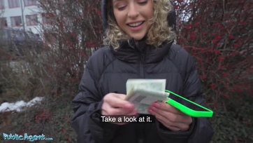 Elrakta a zsozsót a göndörhajú szexbomba és hagyta hogy az álügynök belógassa a brokiját Thumb