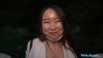 Egy kis steksszel sikerült rábírnia a várakozó thaiföldi kiscsajt hogy pikulázzon egyet a brokiján Thumb