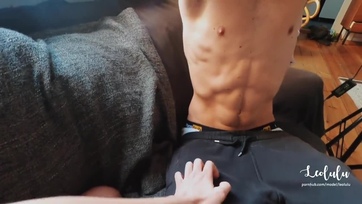 Lakhelyváltás előtt még utolsó alkalommal felcsücsültettem a brokimra a fitnes nejemet a díványon Thumb